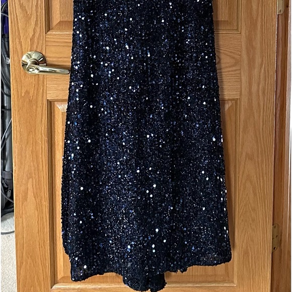 Beautiful formal gown with navy blue sequins, low-cut scooped back& short train. - Picture 2 of 6